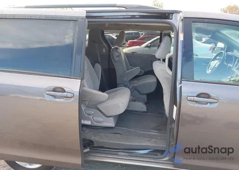 2015 Toyota Sienna Le 8 Passenger z USA, uszkodzony, nr VIN 5TDKK3DC5FS690469